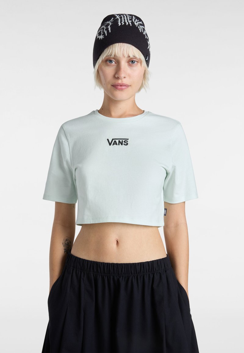 Licht mintgroene cropped t-shirt met korte mouwen, voorzien van zwart geborduurd "VANS" logo op de borst. Prachtig gecombineerd met zwarte shorts met koord.