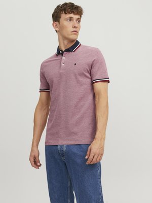 Polo shirt in gemêleerd bordeauxrood met een marineblauwe kraag en gestreepte accenten. Korte mouwen, drieknoopssluiting en een klein logo op de borst.