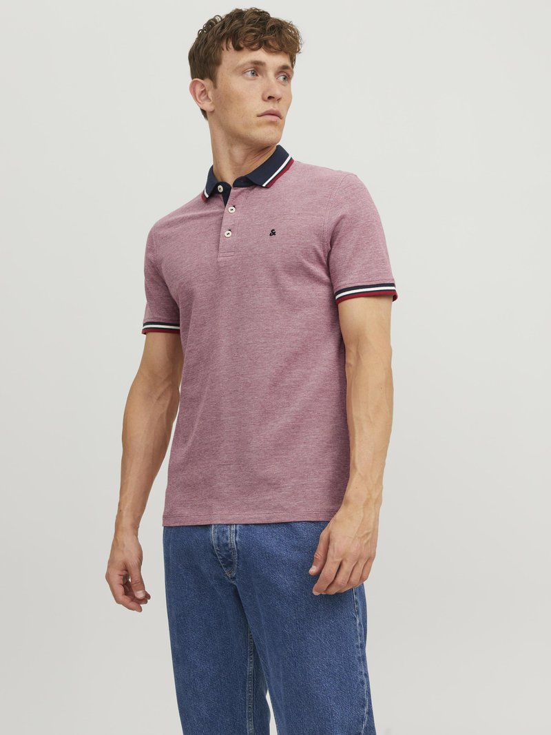 Polo skjorte i meleret bordeaux med navy krave og stribede detaljer. Korte ærmer, tre-knap stolpe og et lille logo på brystet.
