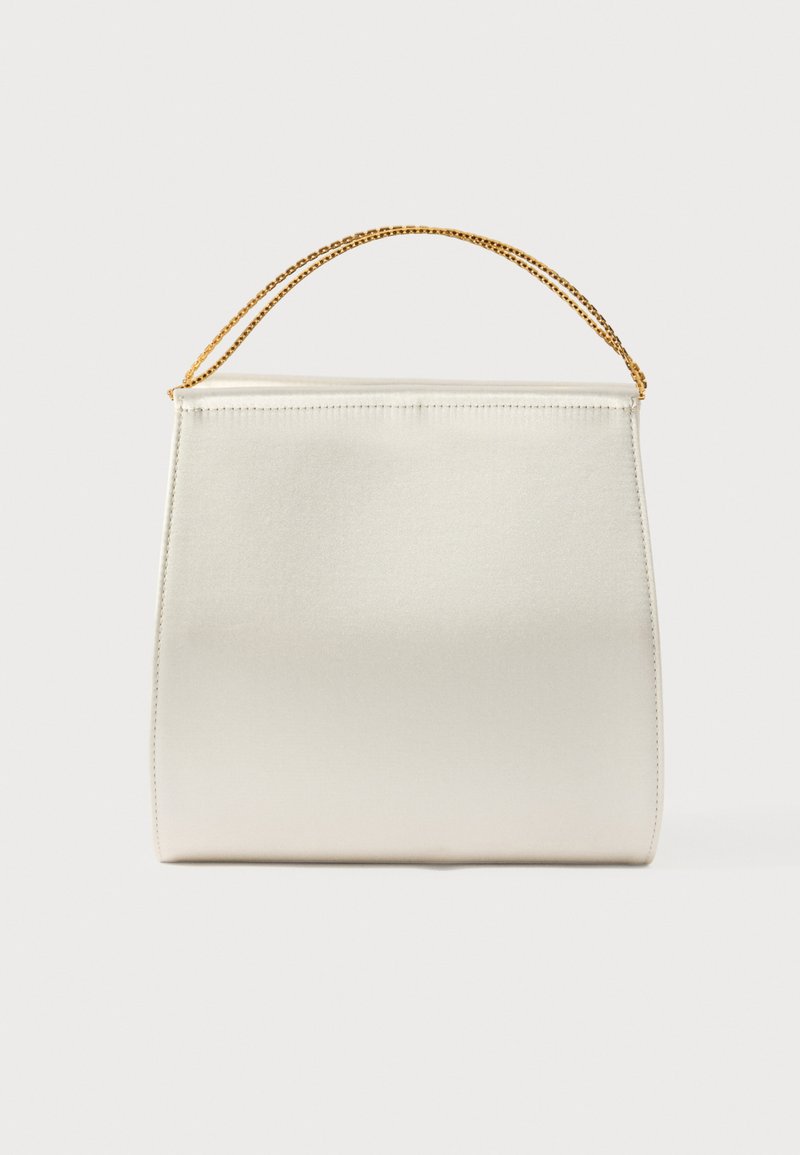 Strukturovaná kabelka s saténovým povrchem v krémové barvě, s řetízkovým ramenním popruhem. Má plochý, hladký povrch a čisté švy.