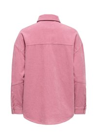 Ροζ καμπαρντίνα πουκάμισο μπουφάν, με γιακά, μακριά μανίκια και υφή ριγέ επιφάνειας με μανσέτες με κουμπιά και λεπτομέρεια στην πλάτη.