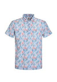 Camisa polo de manga corta en azul claro con un patrón floral abstracto multicolor y una tapeta de tres botones. Textura de tela ligera.