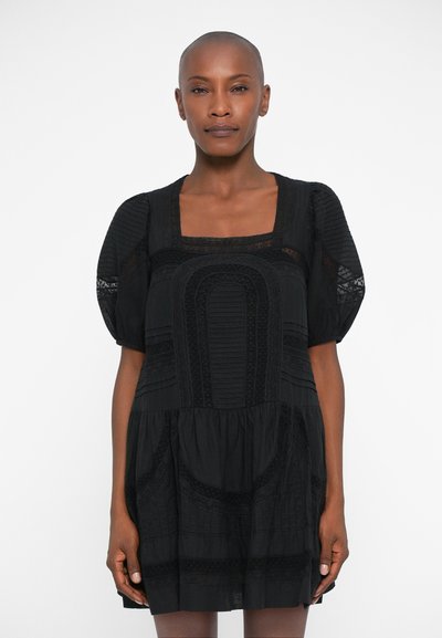 Robe noire courte avec manches bouffantes, corsage texturé avec des plis et des accents en dentelle, et décolleté carré. Tissu doux avec une jupe fluide.