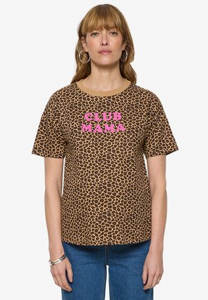 Frau trägt ein Leopardenmuster-T-Shirt mit dem Schriftzug "CLUB MAMA" in pinken Buchstaben, kombiniert mit blauen Jeans und silbernen Creolen.