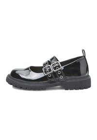 Zapato de charol negro con correas de doble hebilla, punta redondeada, suela de goma texturizada y costuras detalladas a lo largo de los bordes.