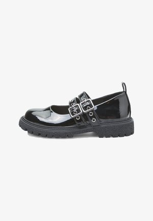 Scarpa in pelle verniciata nera con doppia fibbia, punta arrotondata, suola in gomma testurizzata e cuciture dettagliate lungo i bordi.