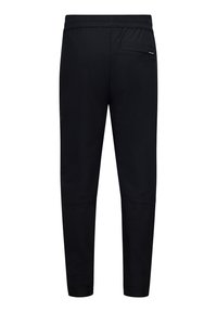 Zwarte joggers met een elastische tailleband, taps toelopende benen en een achterzak. Het materiaal lijkt glad met een effen structuur en zonder zichtbare patronen.