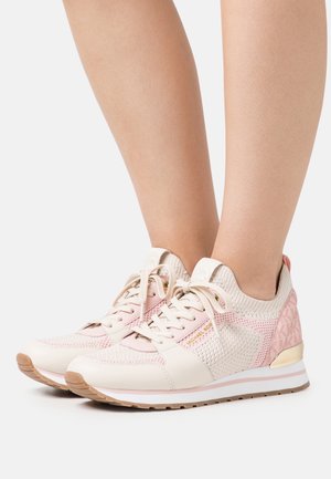 Des baskets de sport rose et crème avec une tige en maille texturée, un design à lacets et des accents à motifs ; dotées d'une semelle rembourrée et de détails en or.