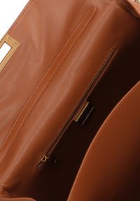 Bruine leren handtas interieur met een ritsvak, een gladde textuur, gouden hardware-accenten en één hoofdcompartiment met stikdetails.