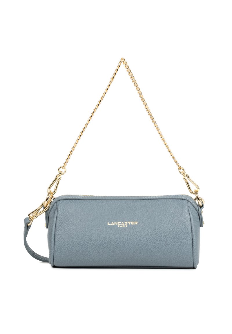 Lichtblauwe leren handtas met een gouden kettingstrap. Heeft een ritssluiting en een subtiele reliëf logo aan de voorkant. Compacte cilindervorm.