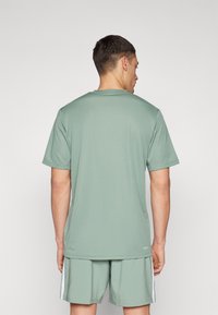 adidas Performance TRAIN ESSENTIALS - Sportfelső - silver green/white