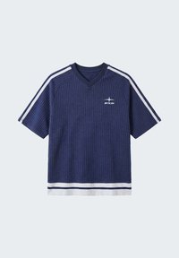 Chemise manches courtes texturée bleu marine avec des rayures blanches aux manches et à l’ourlet, avec un petit logo blanc « PXP » sur la poitrine gauche.