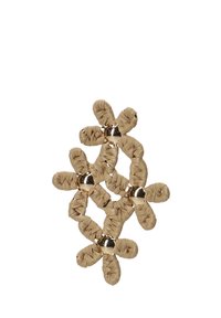 Accesorio tejido beige con diseño floral, con bolas metálicas como acentos. El material parece trenzado, creando una superficie texturizada.