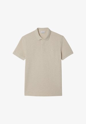 Polo shirt beige realizzata in morbido cotone con una finitura texturizzata, dotata di colletto classico, due bottoni e piccolo logo ricamato sul petto.