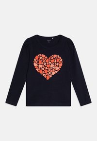 Tamnoplavi dukserica s dugim rukavima izrađena od mekog materijala, s dizajnom srca koji se sastoji od različitih nijansi koraljnih srca u skupnom uzorku.