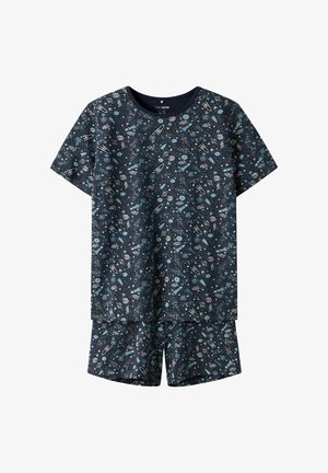 Jūreivio pižamų rinkinys, sudarytas iš marškinėlių ir šortų su kosmoso tema – planeto, raketų ir žvaigždžių raštais mėlynos ir smėlio spalvų atspalviuose.