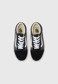 Schwarze Wildleder- und Canvas-Sneaker mit weißen Schnürsenkeln, ausgestattet mit einem weißen Seitenstreifen und einer schwarzen Gummisohle. Das Design beinhaltet Kontrastnähte.
