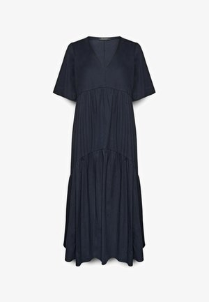 Marineblå midi-kjole med korte ærmer, V-udskæring og lagdelt, rynket nederdel på hvid baggrund.