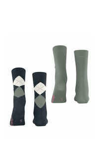 Dwie pary skarpetek: jedna w ciemnoniebieski wzór w diamenty w odcieniach kremowym i zielonym, a druga w jednolitym oliwkowym kolorze, wyeksponowane pionowo.