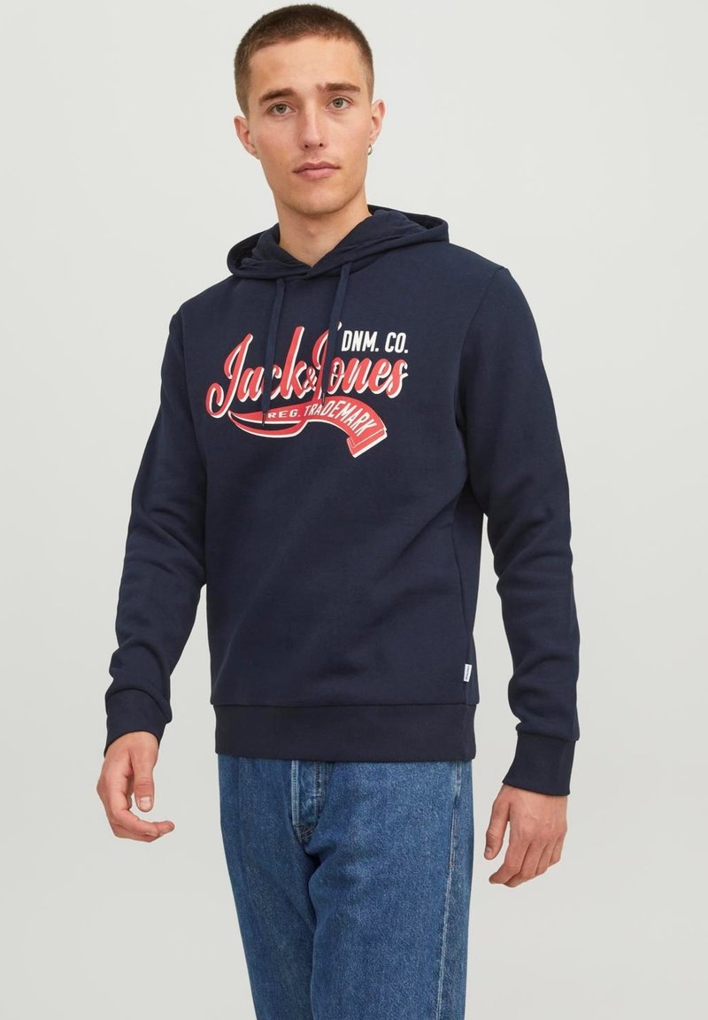 Marineblaues Hoodie mit einem grafischen Design in Rot und Weiß auf der Vorderseite, Zugkapuze, langen Ärmeln und einem taillierten unteren Saum.