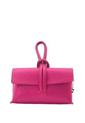 Felroze leren clutch met een lusvormig handvat en een klein Italiaans vlaggetje bevestigd aan de zijrits.