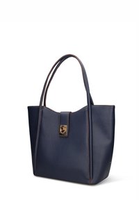 Marineblauwe leren boodschappentas met dubbele handvatten, gestructureerd oppervlak, goudkleurige hardware en een voorflap sluiting met een decoratief embleem.