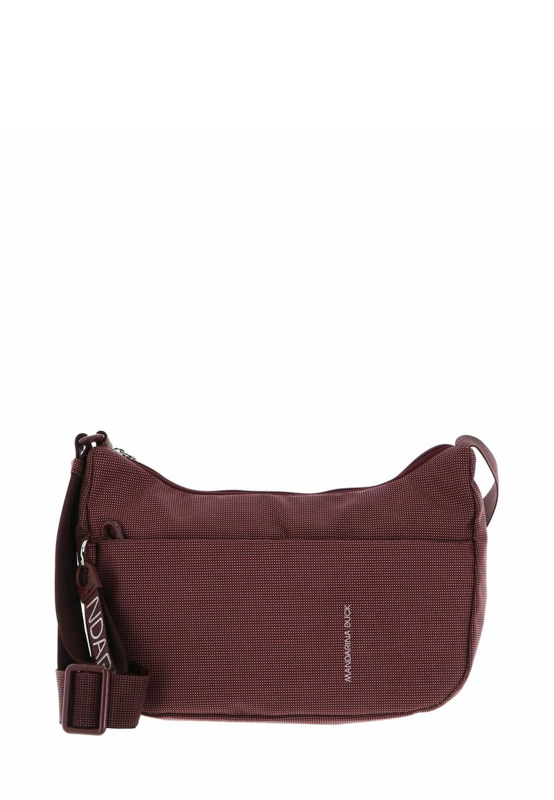 Sac bandoulière bordeaux en tissu texturé, avec fermeture éclair, strap ajustable et poche avant avec détail du logo.