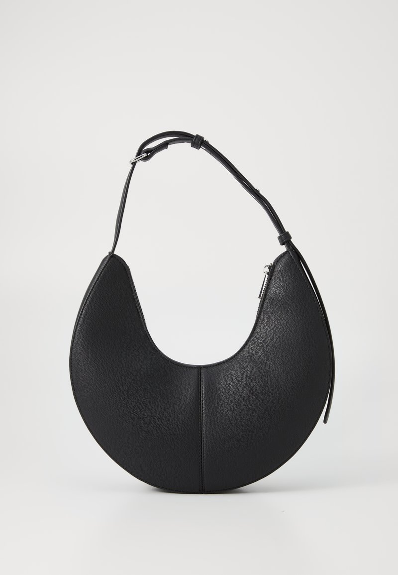 Borsa a tracolla in pelle nera a forma di mezzaluna con una superficie liscia, una sola tracolla regolabile e una chiusura con zip sul lato.