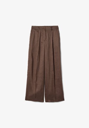 Pantalon large en velours côtelé marron avec rayures verticales, passants de ceinture, fermeture par bouton et plis avant marqués.