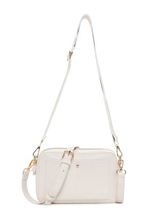 Bolso bandolera rectangular de cuero blanco con correa ajustable, bolsillo frontal, herrajes dorados y cierre de cremallera sobre un fondo blanco.