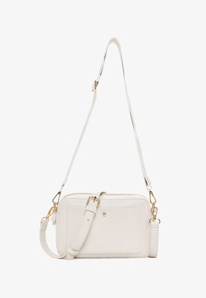 Bolso bandolera rectangular de cuero blanco con correa ajustable, bolsillo frontal, herrajes dorados y cierre de cremallera sobre un fondo blanco.