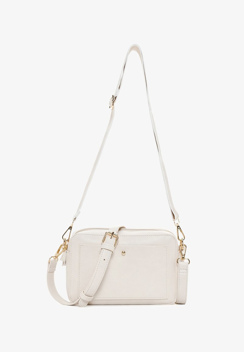 Bolso bandolera rectangular de cuero blanco con correa ajustable, bolsillo frontal, herrajes dorados y cierre de cremallera sobre un fondo blanco.