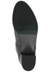 Stivale alla caviglia in suede nero con punta quadrata, suola in gomma e tacco basso a blocco. Presenta cuciture tono su tono e una finitura liscia.