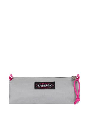 Trousse à crayons rectangulaire grise avec logo Eastpak noir au centre, fermeture éclair rose et boucles aux coins sur fond blanc.