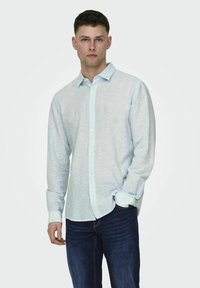 Lichtblauw overhemd met lange mouwen en een button-down kraag, gemaakt van een gestructureerde stof. Het heeft een voorflap en manchetten met één knoop.