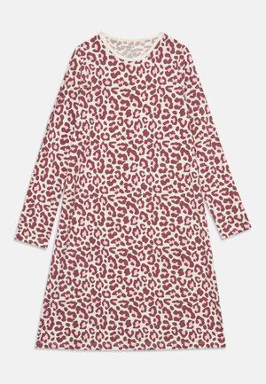 Langærmet, knælang kjole med pink og mørkerødt leopardmønster på hvid baggrund.