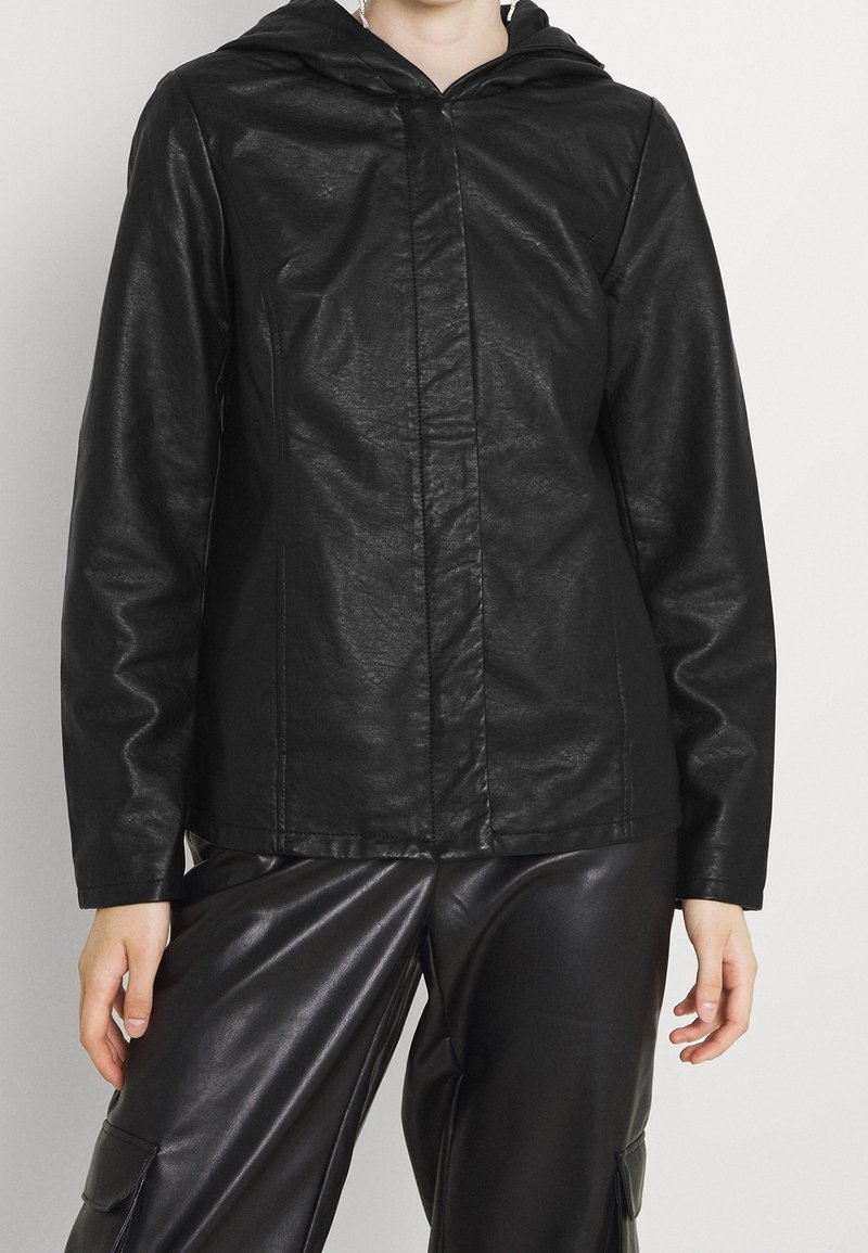 Veste à capuche noire en matériau synthétique texturé, avec une fermeture éclair à l'avant et des manches longues. Fini lisse avec des coutures visibles.