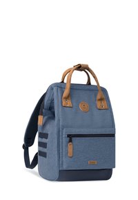 Zaino in tessuto blu con dettagli in pelle, manici superiori, tasca con zip frontale e design a righe sul lato. Forma robusta e ben strutturata.