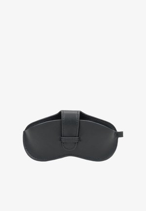 Maschera per gli occhi in pelle nera con cinturino e chiusura a fibbia, progettata per bloccare la luce per dormire o rilassarsi.