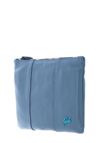 Borsetta in morbido blu, con una superficie testurizzata, chiusura con zip e un piccolo logo teal sul davanti.