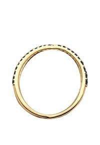 Bague en or au design lisse et arrondi, ornée de pierres noires le long du bord, avec une finition polie et une texture uniforme.