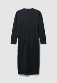 Schwarzes, langärmliges Midikleid mit taillierter Silhouette, Nahtdetails im Rücken und Rundhalsausschnitt, auf einem schlichten hellen Hintergrund präsentiert.