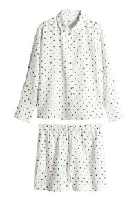 Weißes Pyjama-Set mit schwarzen Polka-Dots. Langärmeliges, zum Knöpfen geschlossenes Hemd und Shorts mit elastischem Bund. Baumwollmaterial, glatte Textur.