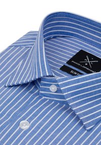 Niebieska i biała w paski koszula slim fit z kołnierzykiem zapinanym na guziki, z metką z nazwą marki i etykieta "SLIM FIT". Gładka faktura materiału.