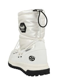 Witte geïsoleerde boot met satijnen bovenkant, vetersluiting en zwarte rubberen zool. Kenmerkt een hexagonaal logo en contrasterende patronen aan de zijkant.