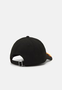 New Era RACE 9TWENTY® UNISEX - Lippalakki - black/orange