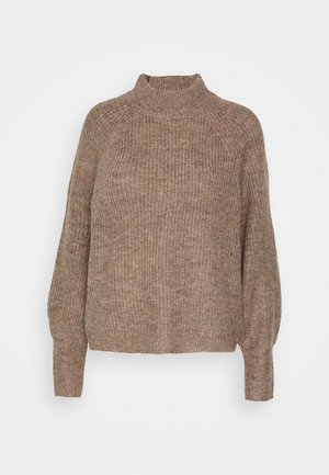 Pull en maille marron avec un col rond haut, de longues manches bouffantes et des poignets et un ourlet côtelés ajustés sur un fond uni.