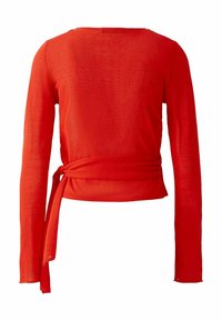 Haut en maille rouge vif à manches longues avec ceinture à nouer à la taille, silhouette cintrée et encolure bateau, vu de dos.