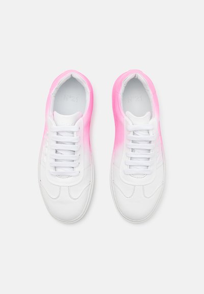 Baskets blanches avec un design ombragé rose, présentant une tige en cuir lisse, un bout rond et un laçage frontal. Style minimaliste avec des accents texturés.