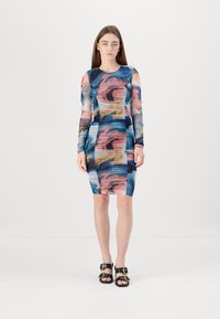 Flerfärgad bodycon-klänning med långa ärmar, med ett vågigt abstrakt mönster i blått, rosa och beige. Tyget har en slät textur.